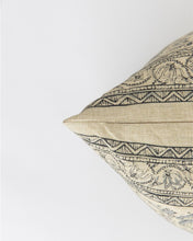 Load image into Gallery viewer, Danny Floral Print Pillow Cover
